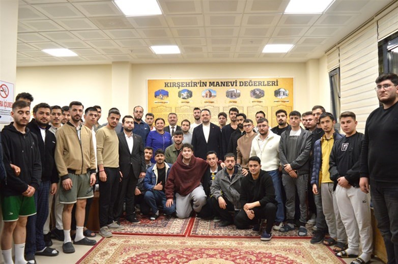 Dr. Enes Eminoğlu, Neşet Ertaş Erkek Öğrenci Yurdu’nda sahur programına katıldı